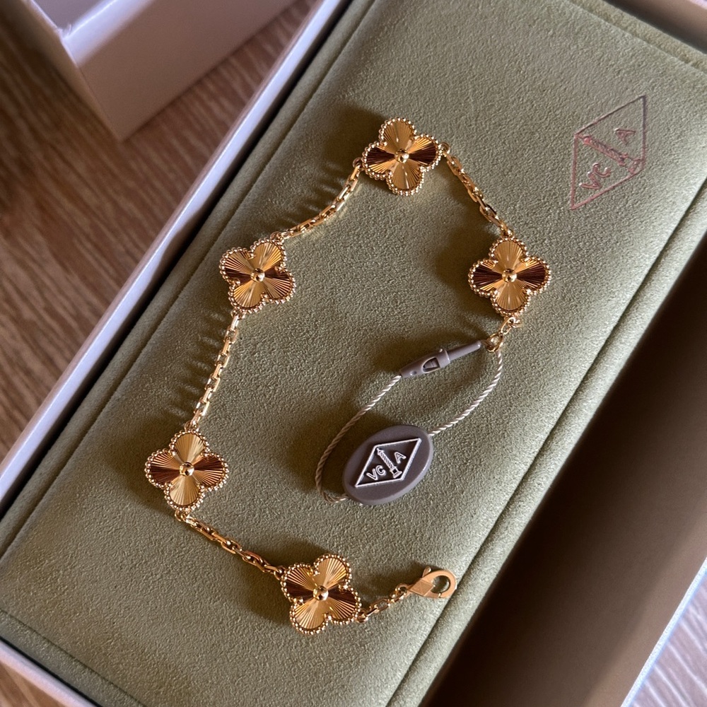 NWT ✨Authentic Van Cleef & Arpels Vintage Alhambra 5 Motif Bracelet VCARP3JK00